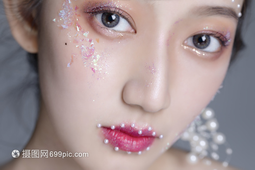绽放自信光芒 美女的美妆进阶之路